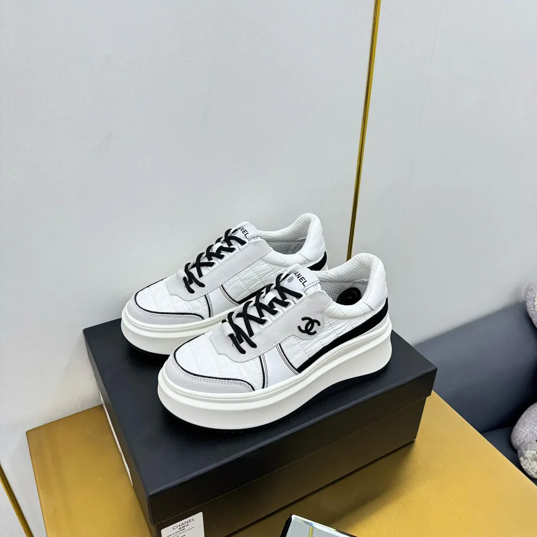 👟👟Ex-factory price 600👟👟 Upgraded version, upgraded version, upgraded version! No rebuttal accepted! ! ! ! Chanel Chanel panda shoes! 2025 counter's top casual sports shoes. This classic design; the upper is electro-embroidered with a variety of techniques; the outsole is fashionable and sporty; the unusual inclusion of a variety of color matching elements... The diversified mix and match is very good-looking and versatile, and can be used for leisure, fashion, sports, and outdoor... ꫛꫀꪝ Go➫ Materials: ❶Upper made of: original imported first-layer silk cowhide + original waterproof cloth + original first-layer cowhide ❷Inner lining: Original Yangli+Net ❸Outsole based on: Original TPU combination outsole Counter boutique packaging complete set for women 35–41 👉 👉
